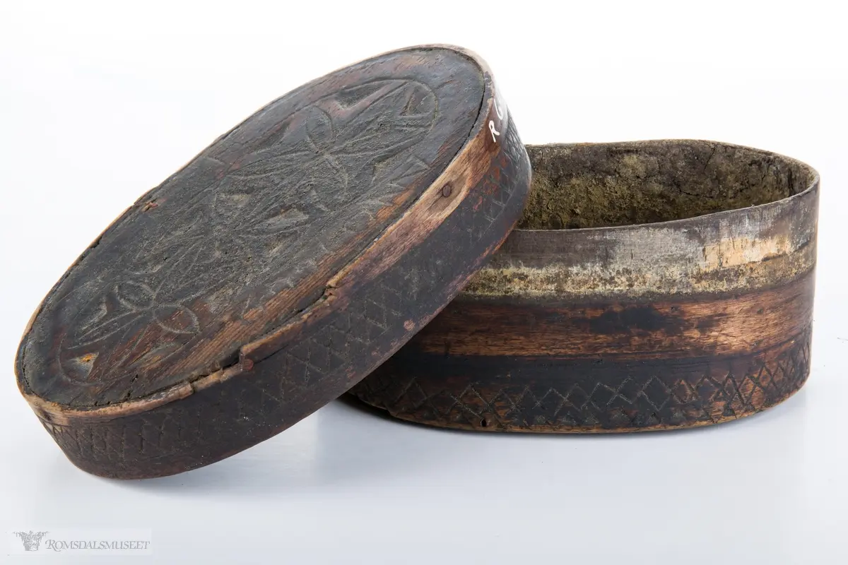 Sammenkomponerte seksbladrosetter,trosk rosemønster. En form for 8 bladrosett under eska i bunnen, minner om svidekorasjon.