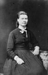 Atelierportrett av Berte Iversen, Lekangen i Tranøy.