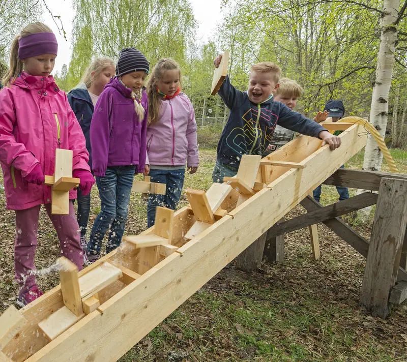 Skoleklasse på besøk hos Klevfos Industrimuseum, Løten 18/5 2016.