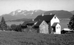 Løset-Ausa ved Tornes..Fjellene f.v: Urfjellet og Skoften.