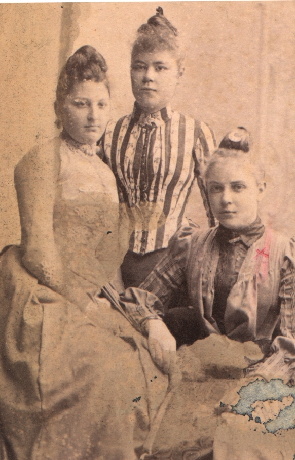 Damen till höger: Dotter: Fru Sigrid Sellgren, född Jeansson. Damen i mitten: fröken Nanna Olsbon Kalmar, bostad Norra Långgatan No 19.  Damen till vänster är obekant.