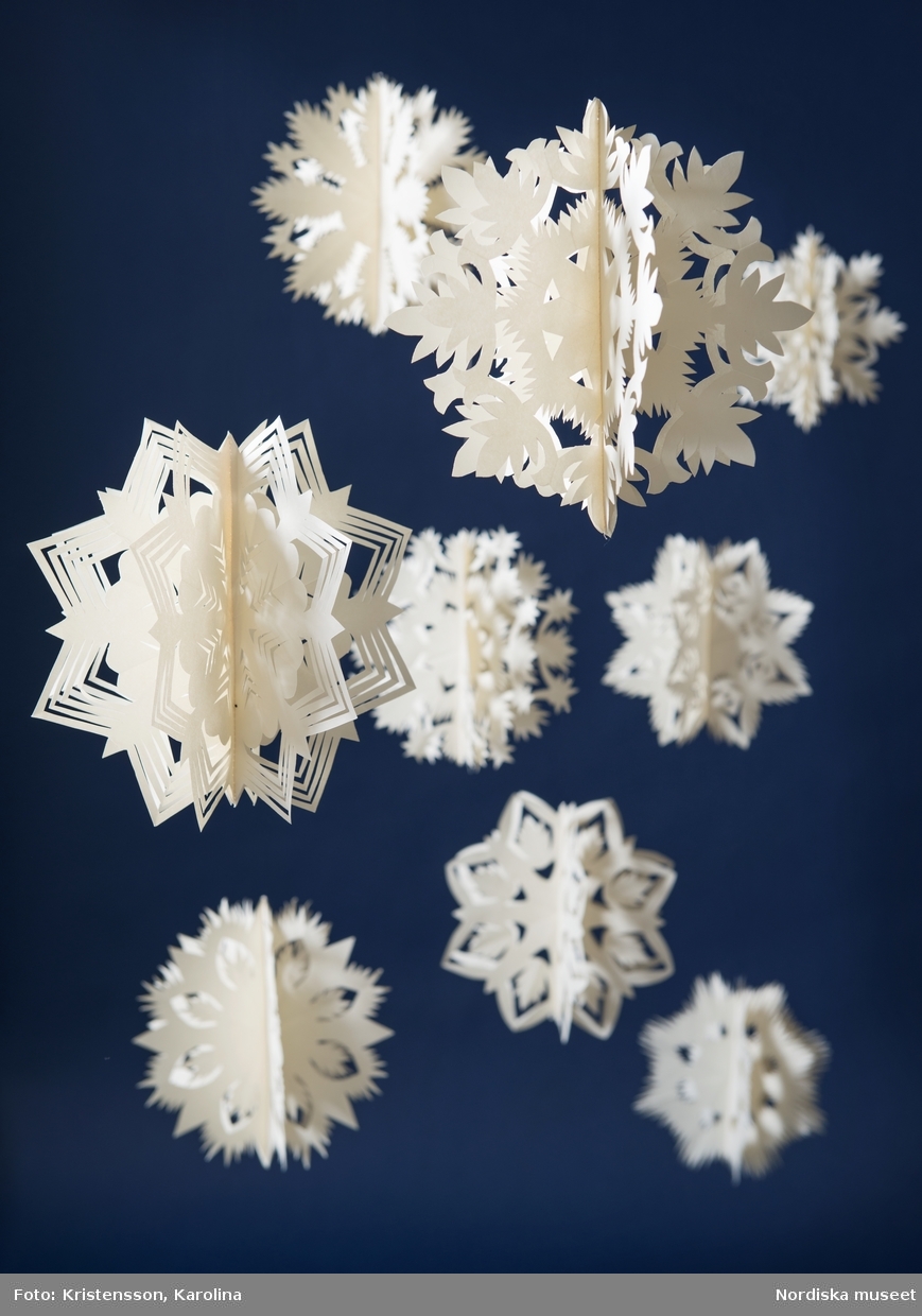 Snöstjärnor av papper, dekoration till julgranen på Nordiska museet 2016, tillverkade av Lena Nilsson