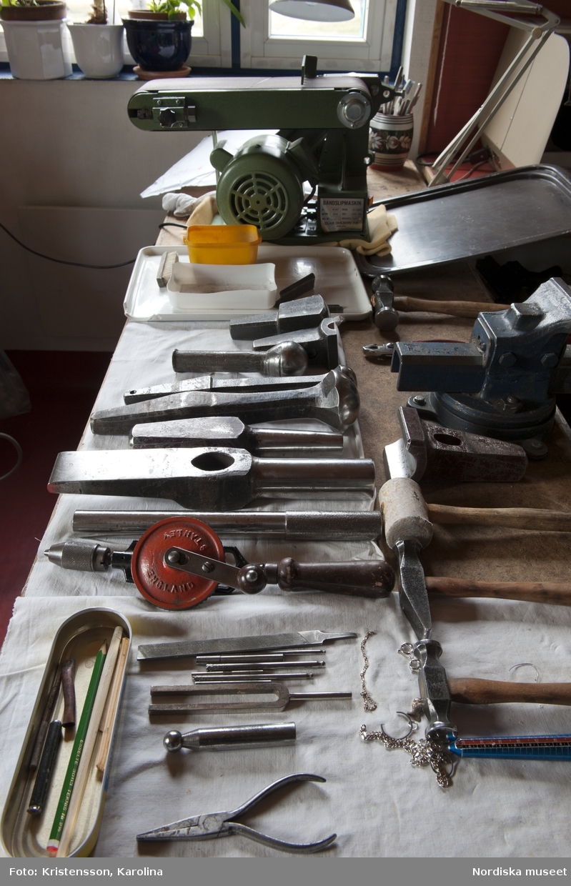 Rosa Taikon, Ateljén, arbetsytor, verktyg och material