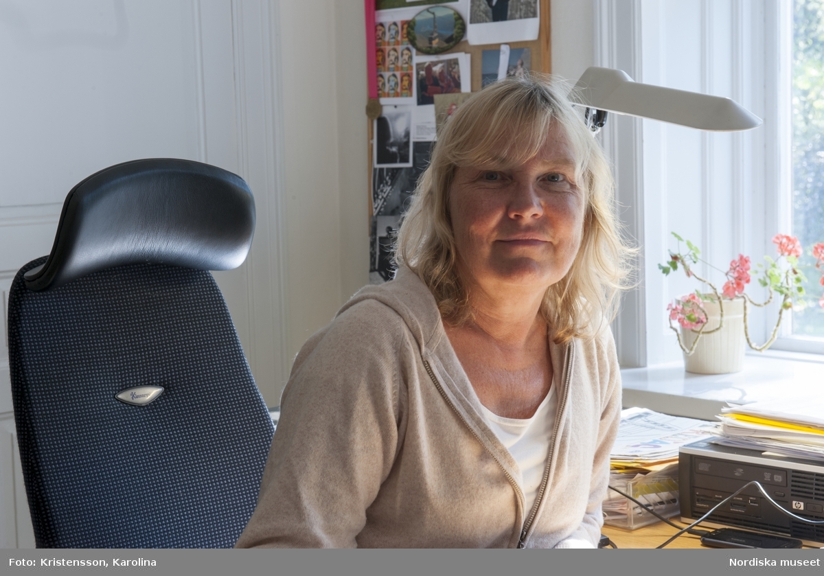 Porträtt Marianne Larsson på sitt tjänsterum, forskare och intendent