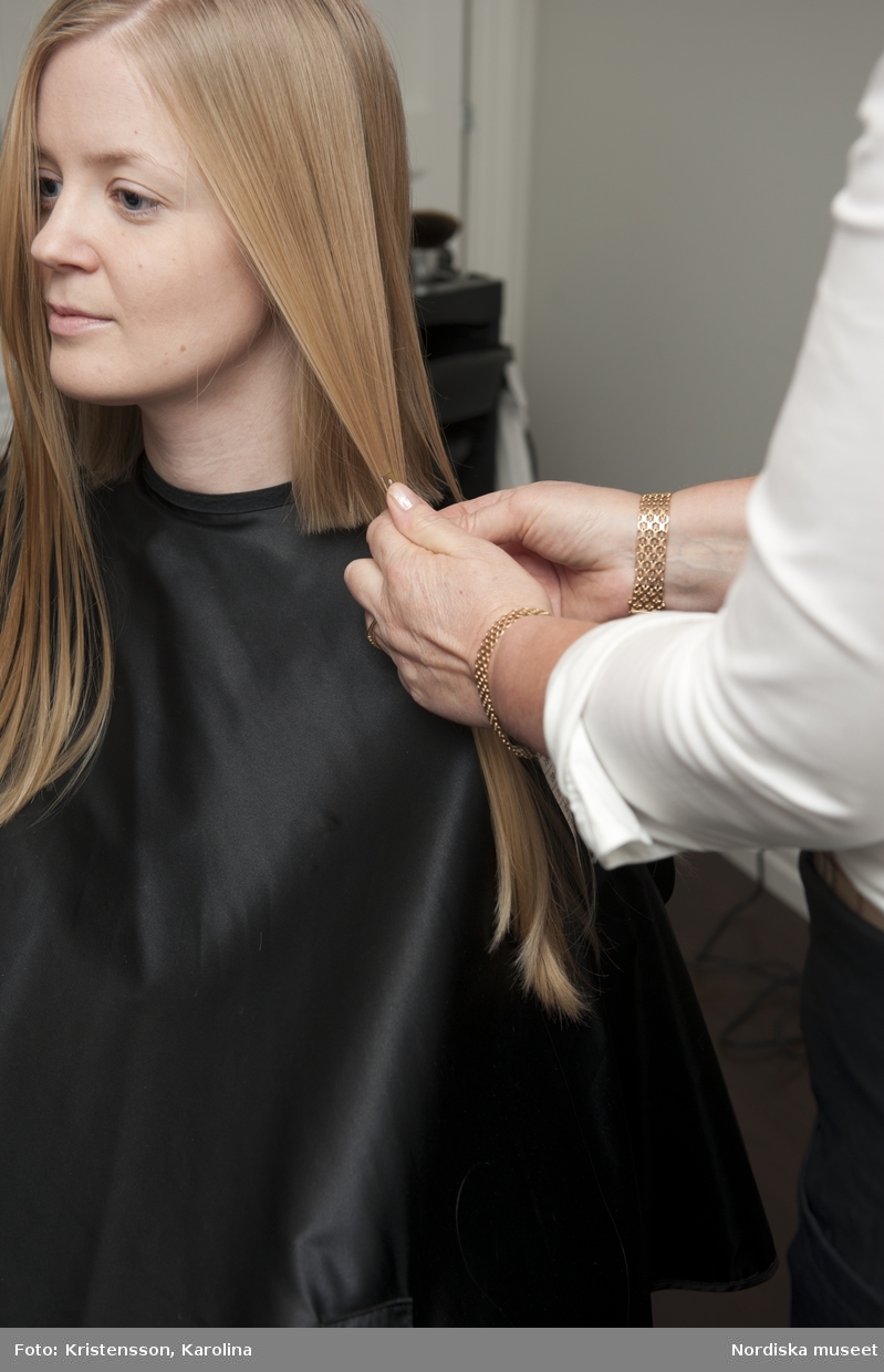 Lovisa Werner klipper sig hos frisör Annika Sundqvist, för att lämna håret till perukmakare