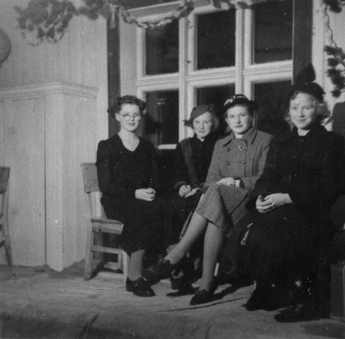 Juletrefest på Refsnes i Tranøy i 1952.
Inger-Else Rødser, Helen Jørgensen, Svanhild Svandal og Eva Uteng.
