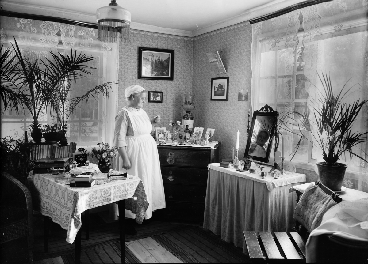 Barnmorskan Mathilda Lilja i sitt hem, Nordanviksgatan, Östhammar, Uppland