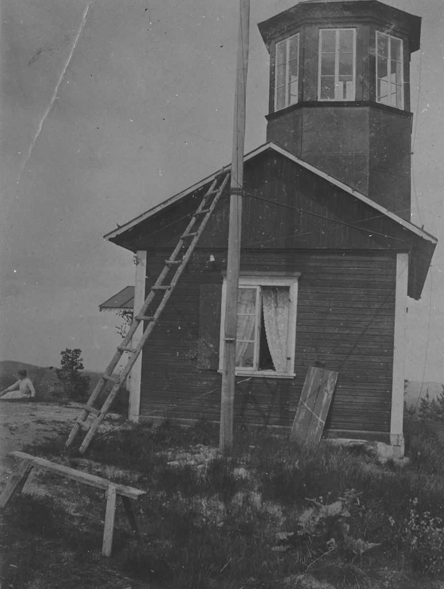 Kvinna utanför Brandtornet vid Pilkalampinoppi i Orsa finnmark, vilket fortfarande finns bevarat. Brandbevakningstornet som uppfördes 1889 var Sveriges första brandtorn.