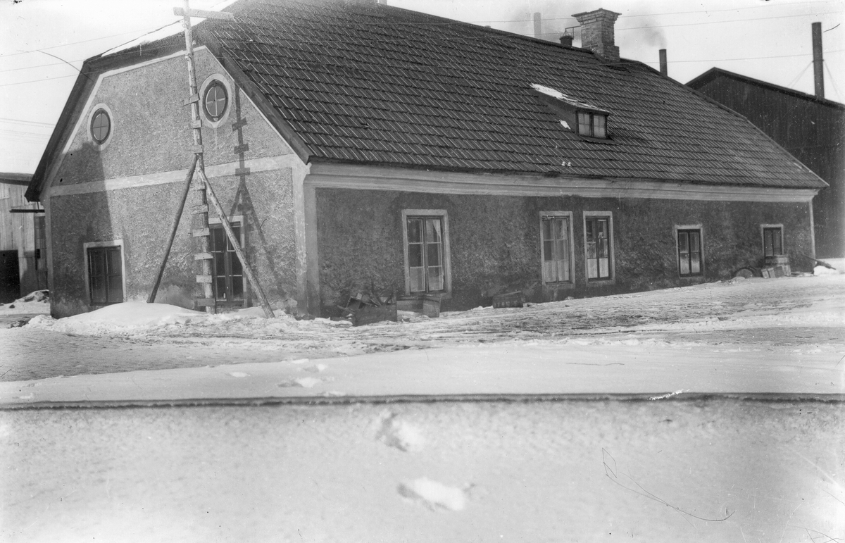 Ett av husen på Islandet (nuvarande gamla verksområdet). Husen på Islandet revs omkring 1910. Islandet var troligen det första bostadsområdet för arbetare. Husen låg i anslutning till finvalsverket, byggt 1904.