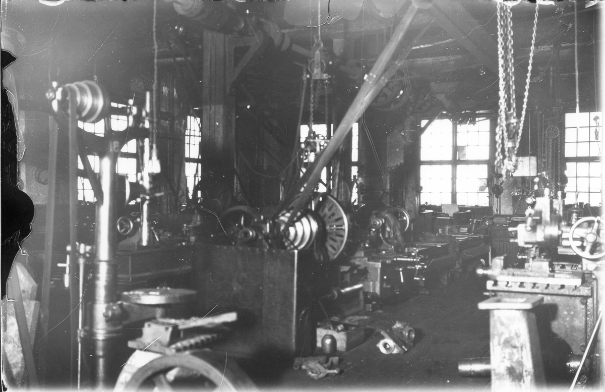 Gamla mekaniska verkstaden. Svarvar, borrar och parhästar (hyvlar) m fl maskiner i förgrunden. Den var belägen vid brukskontoret, flyttades 1924.
