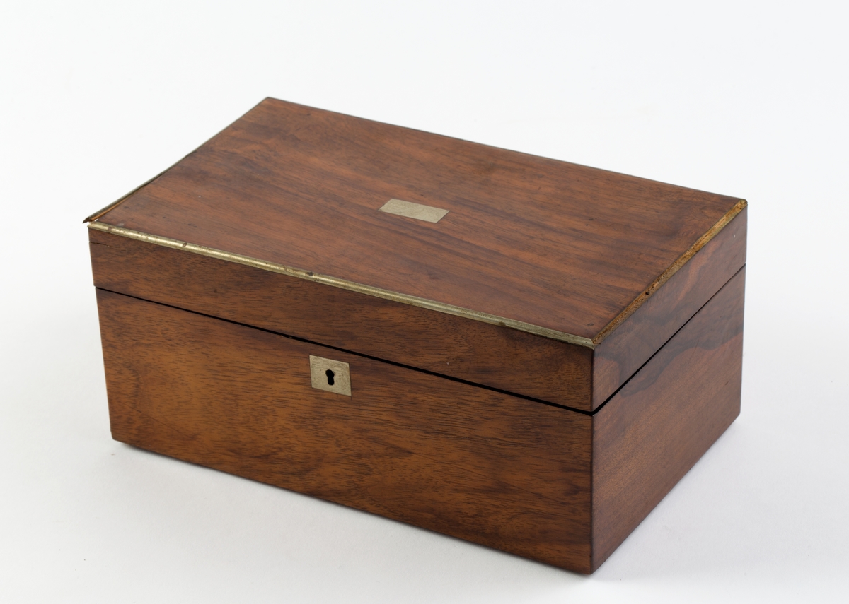 Skrin med hengslet lokk og innhold:
64 glassrør med kork påført nummer fra 1 til 64. Numrene korresponderer med plakat festet i lokket der virkestoffenes navn fremkommer. Påført nummer og navn også på hvert glassrør.