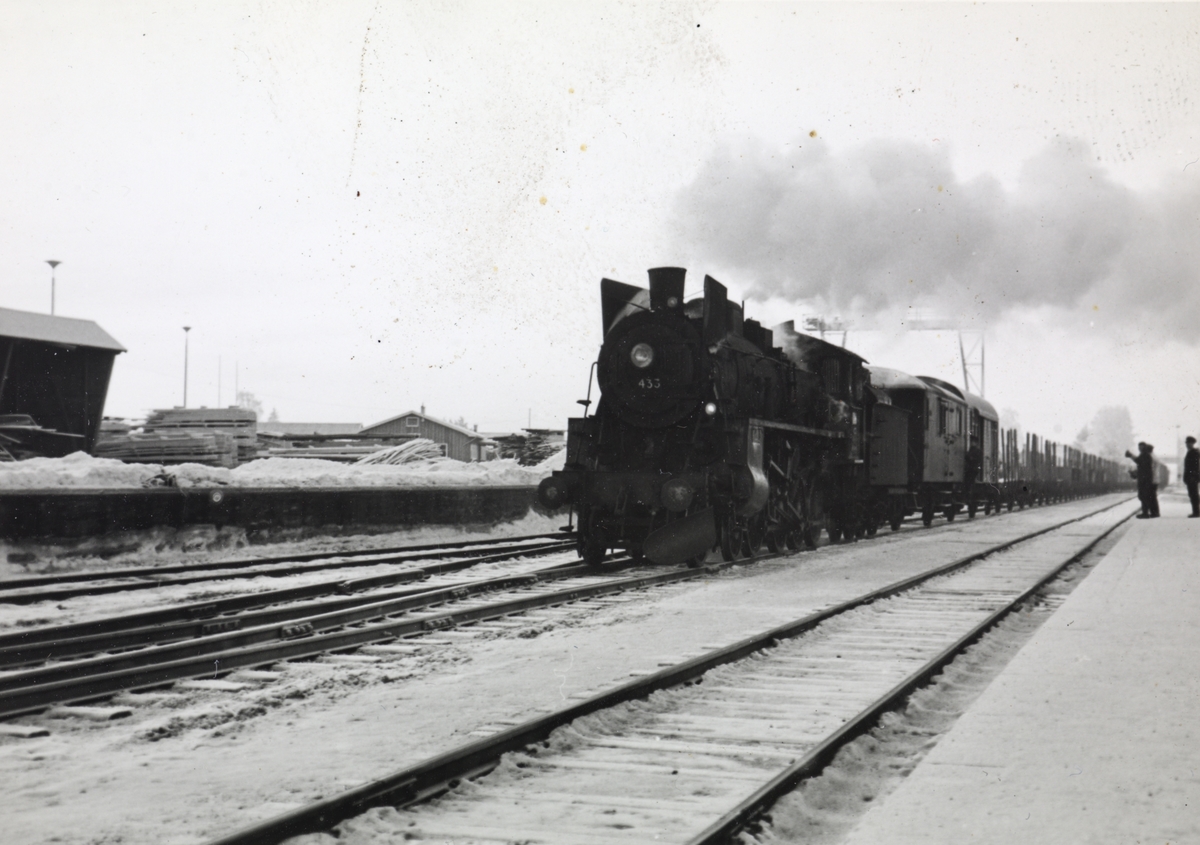 Damplokomotiv type 26c nr. 433 med godstog Braskereidfoss stasjon på Solørbanen