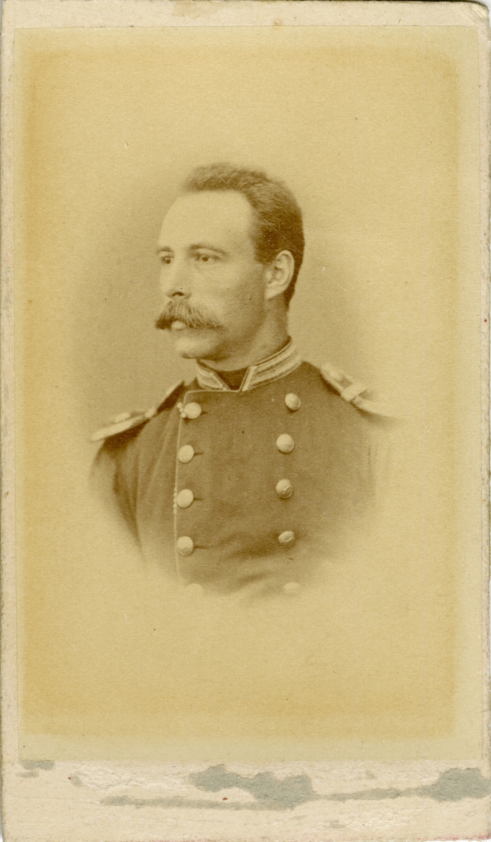 Porträtt av Carl Magnus Axel Wästfelt, löjtnant vid Hälsinge regemente I 14.
Se även bild AMA.0009282 och AMA.0009551.