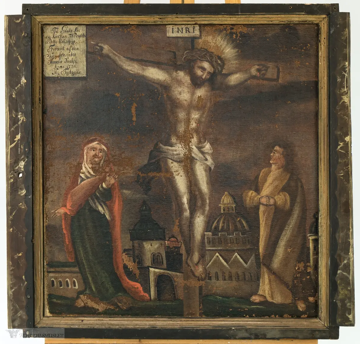 Jesus på korset med en mann og en kvinne på hver side av korset.
