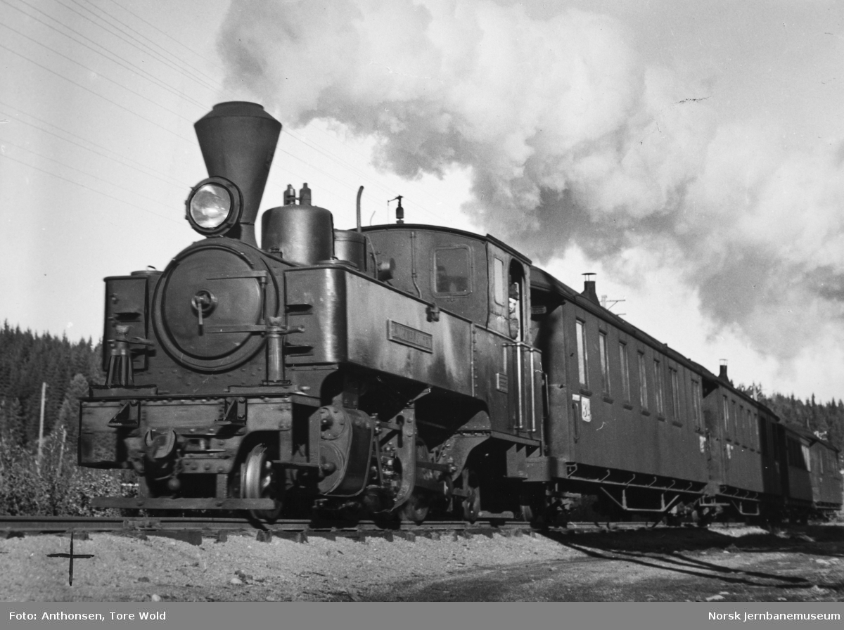 Damplokomotiv nr. 5 "Bjørkelangen" med persontog