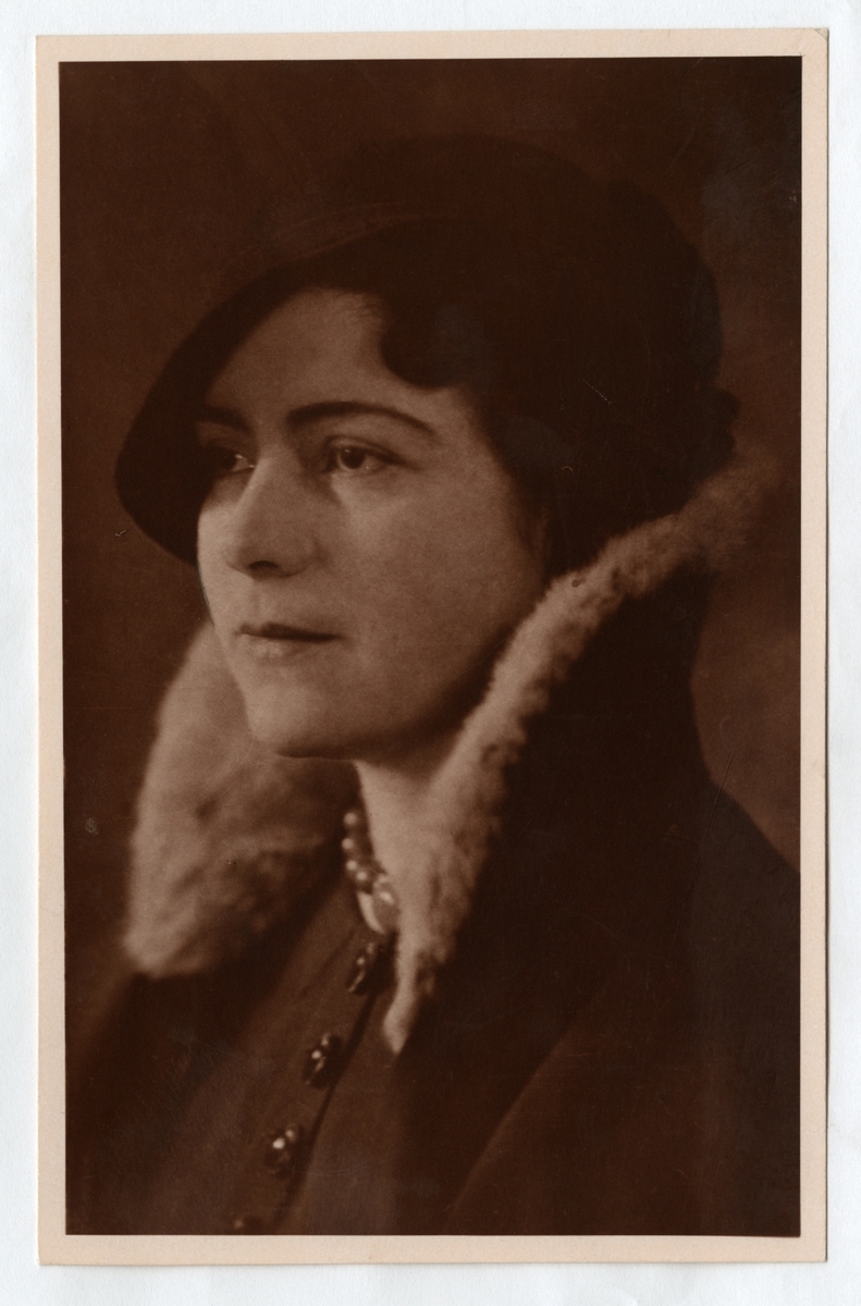 Portrett av Victoria Bachke i hatt og pelskrage.