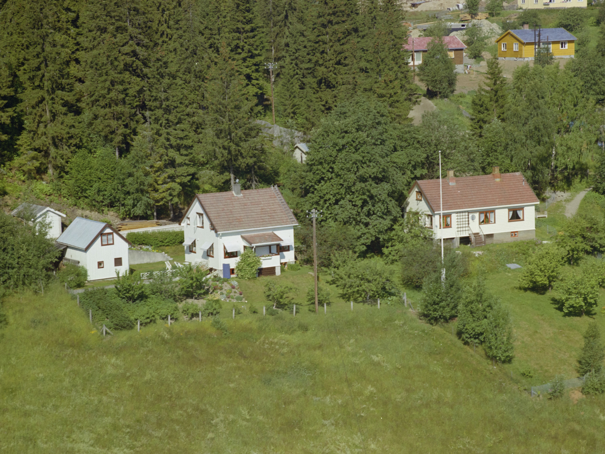 Lilehammer, Vingnes. Huset til venstre er Mellembergvegen 4 og til høyre ligger Vingarvegen 16.
