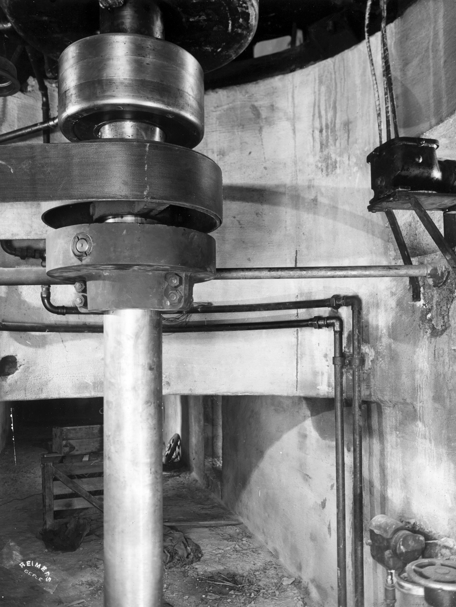 Tolvfors kraftverk är det sjätte kraftverket i Gavleån, beläget i Tolvfors. Kraftverket byggdes för Gävle stads elverk och togs i bruk den 18 mars 1926 som ett av de första fjärrstyrda vattenkraftverken i landet. 1987 restaurerades dammen och kraftverksluckorna byttes ut.
Huvudbyggnaden, byggd i 1920-talsklassicism och med drag av ett grekiskt tempel, är en av de mer genomarbetade kraftverksfasaderna i Sverige.