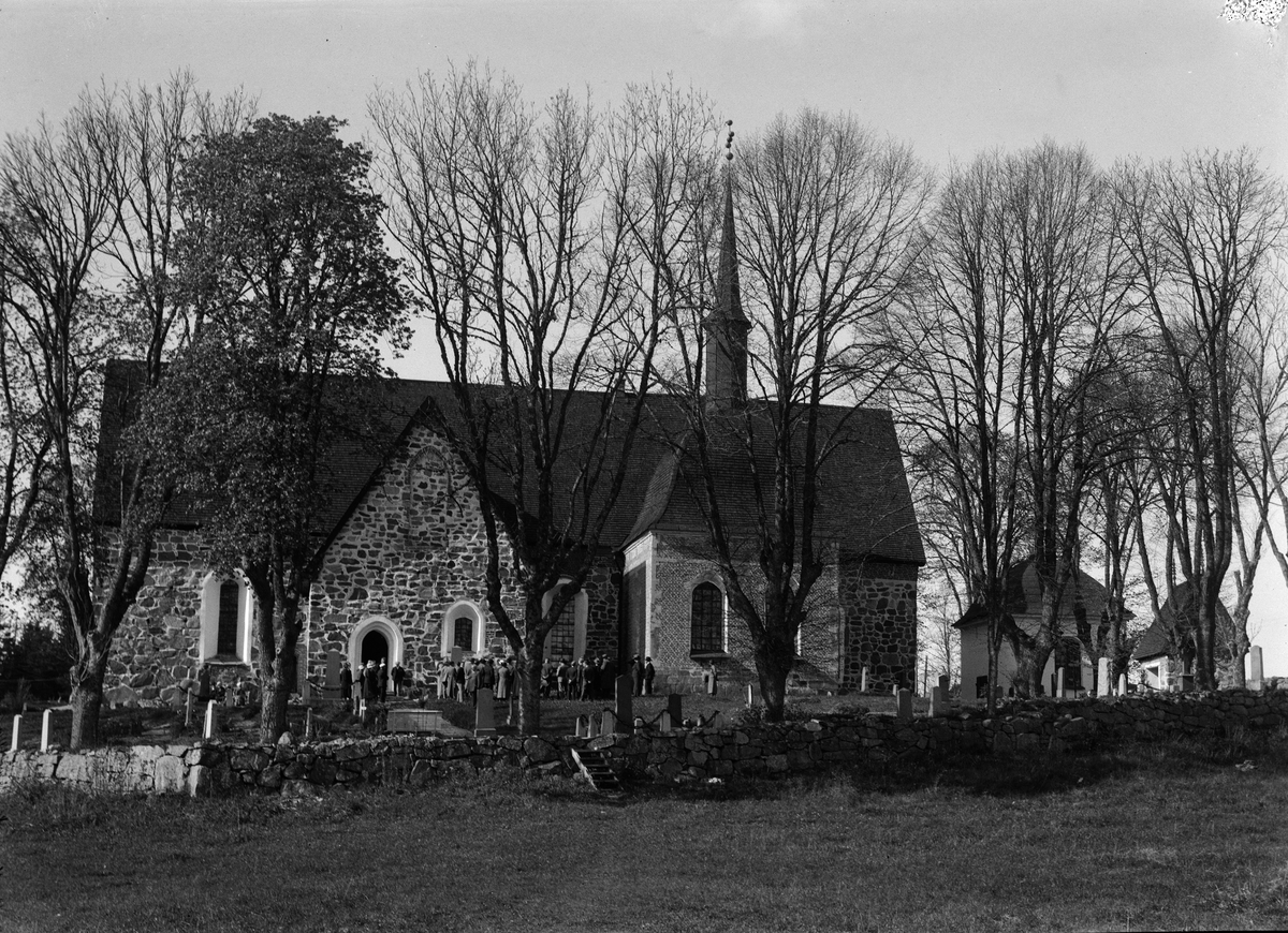 Upplands fornminnesförening besöker Frötuna kyrka