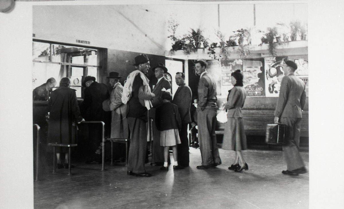 "Biljettkö på Centralen" (järnvägsstationen). Från utställningen "Falköping i bild" 1952.