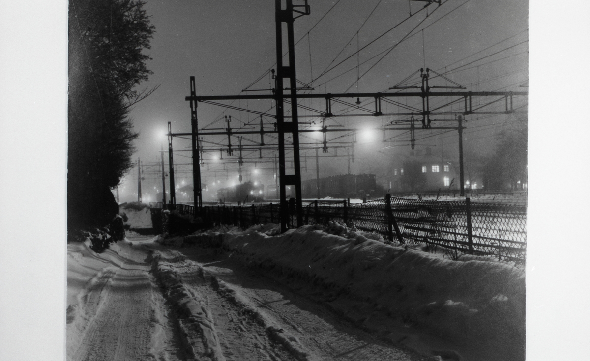 "Bangården en vinterkväll". Från utställningen "Falköping i bild" 1952.