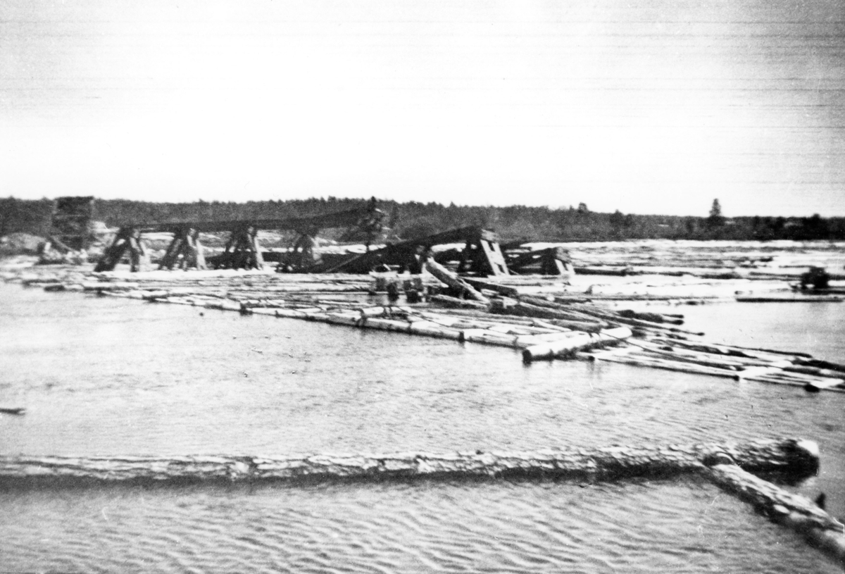 Rester av tyske-brua som gikk over Pasvikelva ved Nyrud. Sprengt av tyskerne i oktober 1944.