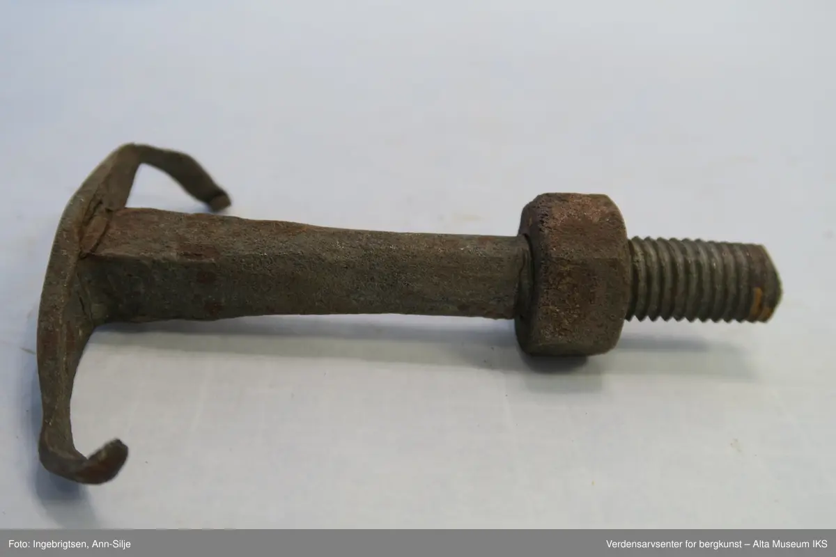 Spesiell bolt med 14cm tverrstykke istedetfor hode.