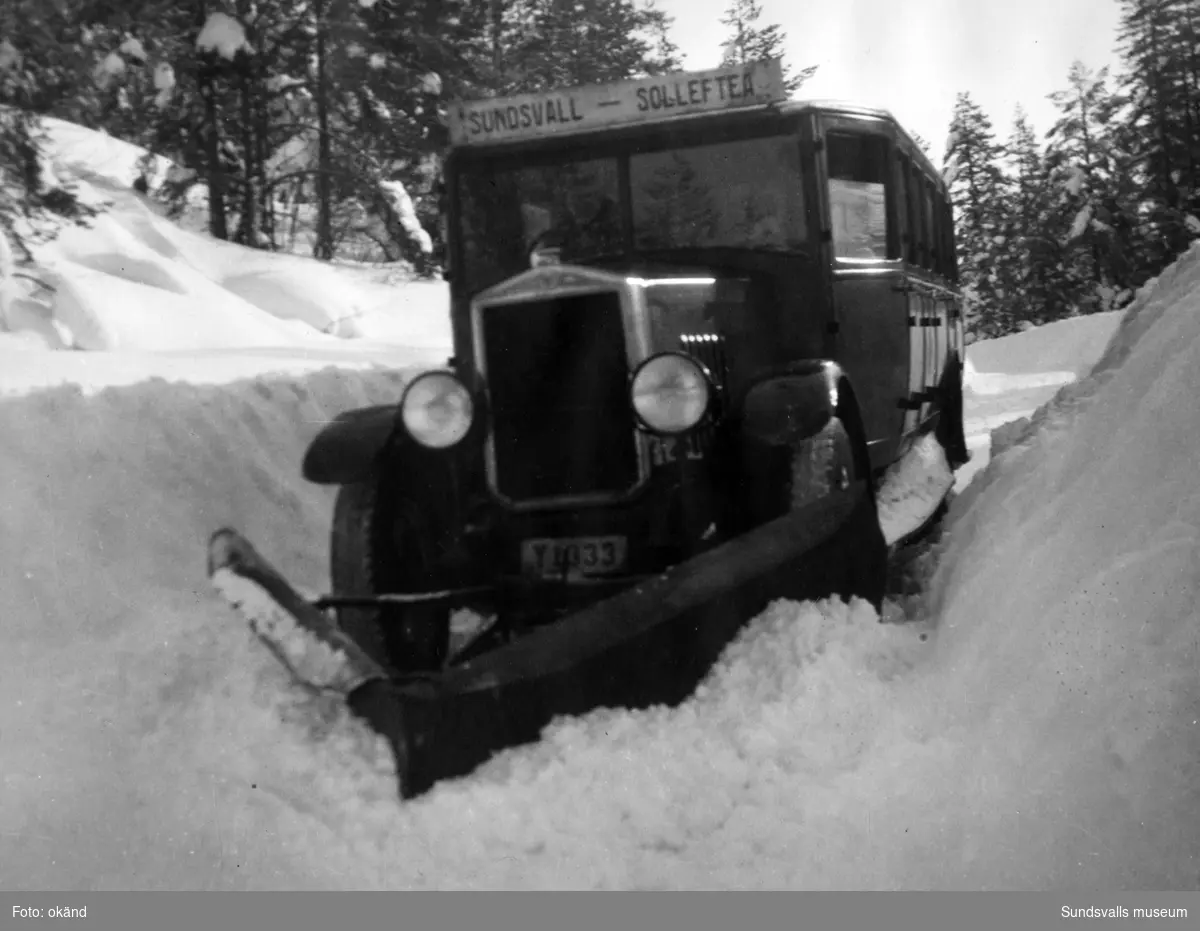 Buss med snöplog. Text nederst i bilden "På denna tid underhöll vi trafiken vintertid 1924-1929 utan ersättning av allmänna medel". Registreringsnummer Y1033 (osäkra nummer). Linjen Sundsvall-Sollefteå.