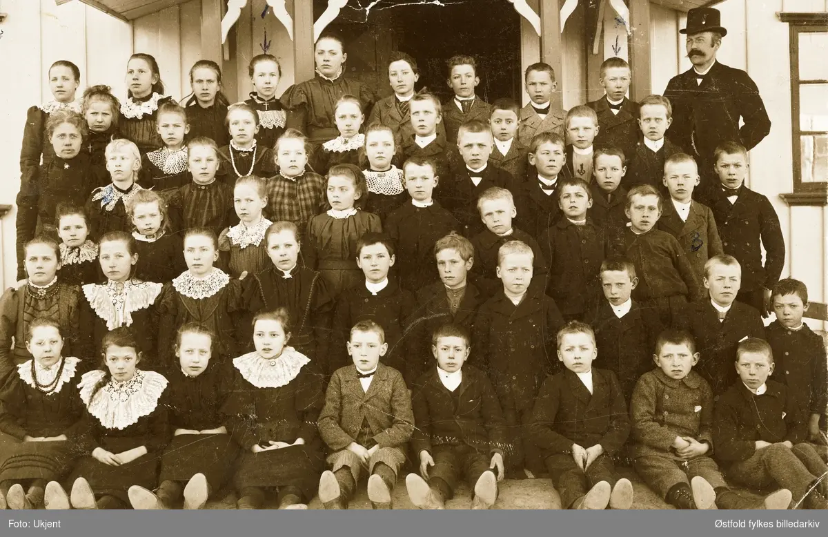 Holt skole i Hobøl, lærer og elever i 1899.
Navneliste kommer.