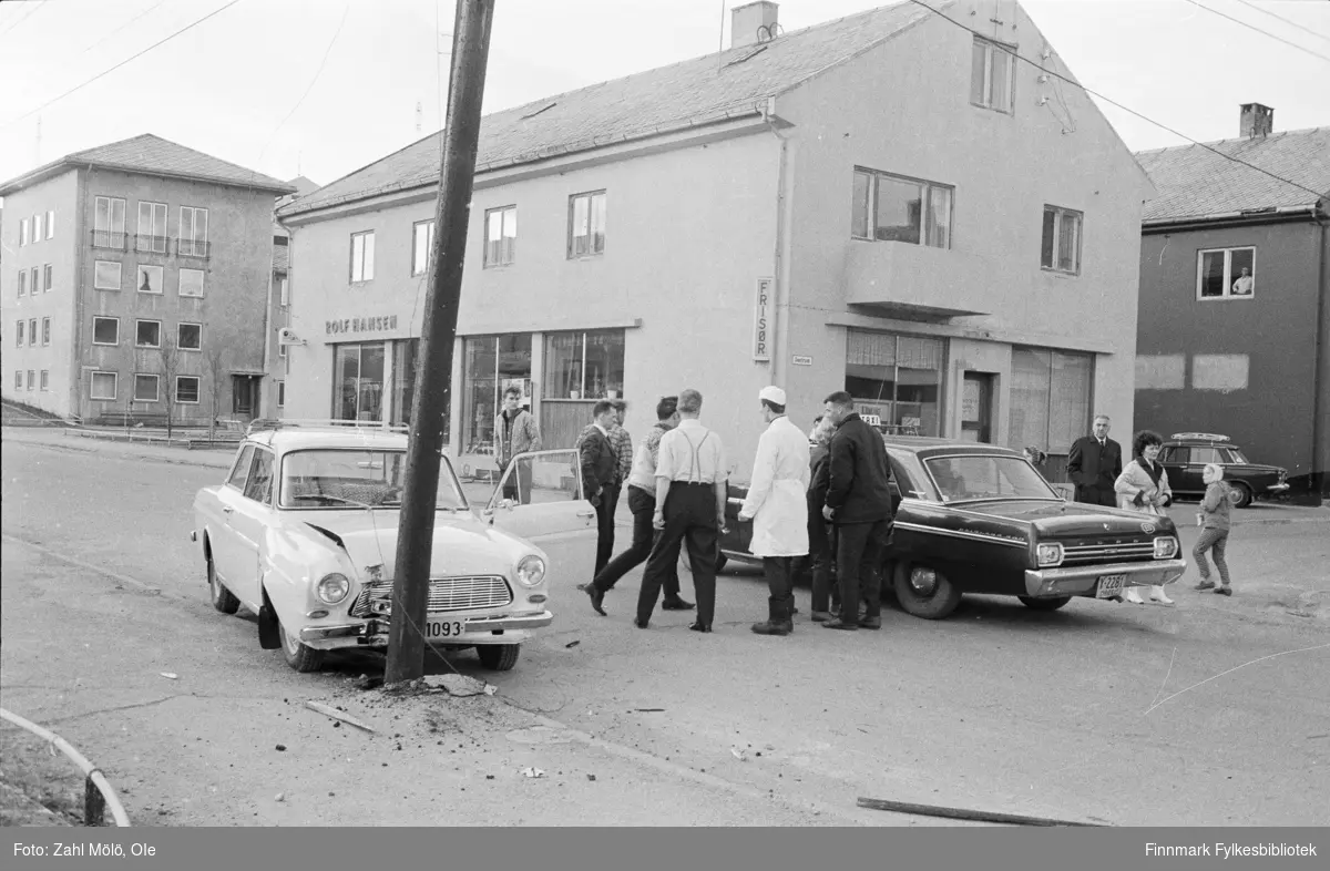 Trafikkulykke på Tollbugata i Vadsø, i 1969. "Taxi", drosjen er Ford Fairlane (med registerskilt Y-2281).
