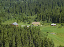 Vingrom,  småbruket Døsrønningen med gult våningshus.