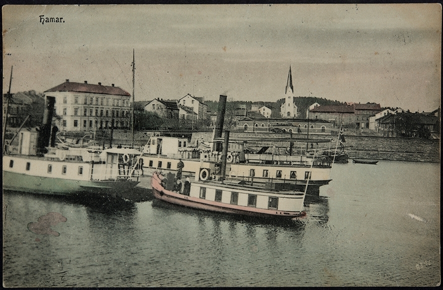 Postkort, håndkolorert, Hamar brygge, mjøsbåtene D/S Skreia, D/S Bundefjord og D/S Hamar, Hamarbukta, 