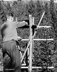 Forsøksleder, seinere professor, Elias Mork (1897-1974) regi