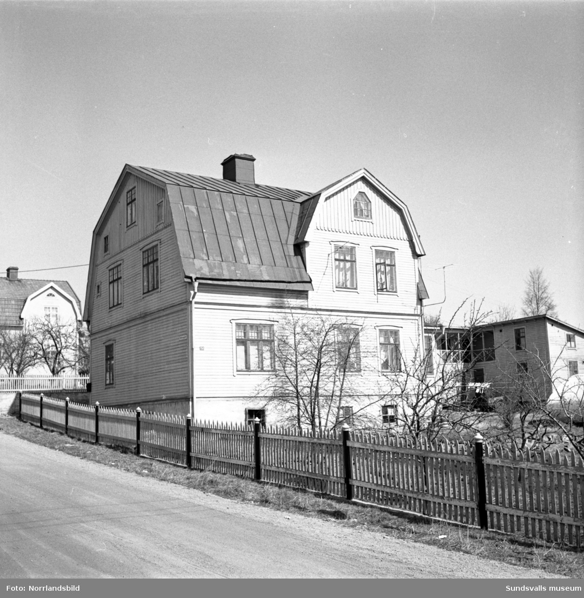 Fastigheten vid Hellbergsgatan 10, Skönsberg, på tomten som ligger i korsningen vid Bruksgatan. Huset finns fortfarande kvar (2017).