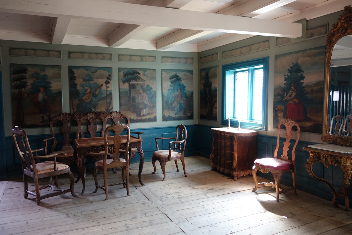 Laftet bygning i to etasjer. Svalgang i begge etasjer på inngangssiden, inntrukket svalgang på nordøstre fasade, der svalgangen ender i en utstikkende "hemmelighet", en utedo. Lukket svalgang i første etasje, delvis åpen svalgang i andre etasje. I svalgangen trapp til andre etasje. Fra svalgangen i første etasje dør inn til stua. Fra stua er det dør inn til et lite kjøkken i nordre hjørne og et kammers i østre hjørne.Stua har malte paneler med bilder med allegoriske motiver, som framstiller sanser og årstider, malt etter trykte forlegg. Disse er malt av Peder Ådnes, og kommer opprinnelig fra Bjellum i Jevnaker. I kammerset er det satt opp to paneler som er framstillinger av gardstunet på Bjellum.