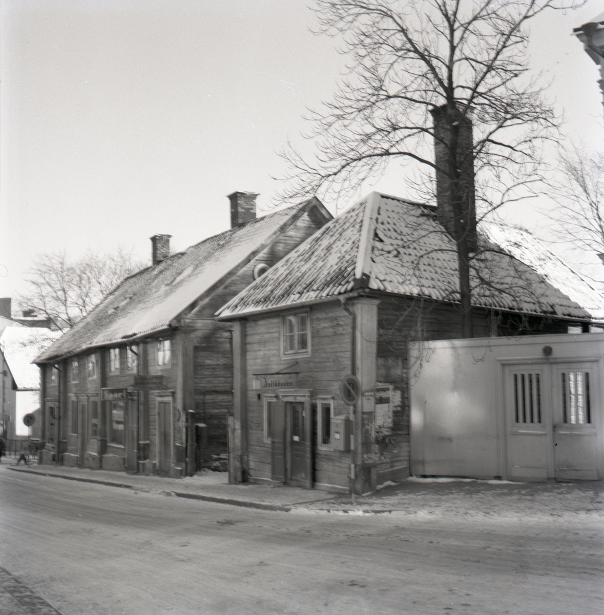 Baron von Lingens gård, Storgatan 58.
Huset flyttades till Gamla Linköping från Storgatan 58. Byggnaden uppfördes av biskop Andreas Rhyzelius på 1720-talet. Den återspeglar den karolinska strävheten - det nakna rödtjärade timret, de smårutiga fönstren med grågröna foder och det valmade spåntaket. Gårdsidan har en liten annan karaktär, den dubbla fritrappan ger den en öppenhet som gatufasaden saknar. Till gården hör en fristående köksflygel. År 1784 köpte friherre Herman von Lingen gården. År 1958 skänkte Östgöta Stadshypoteksförening gården till Gamla Linköping.
När bilden togs drev kompanjonerna Ohlsson och Justin Antikboden i gårdens gamla köksflygel.