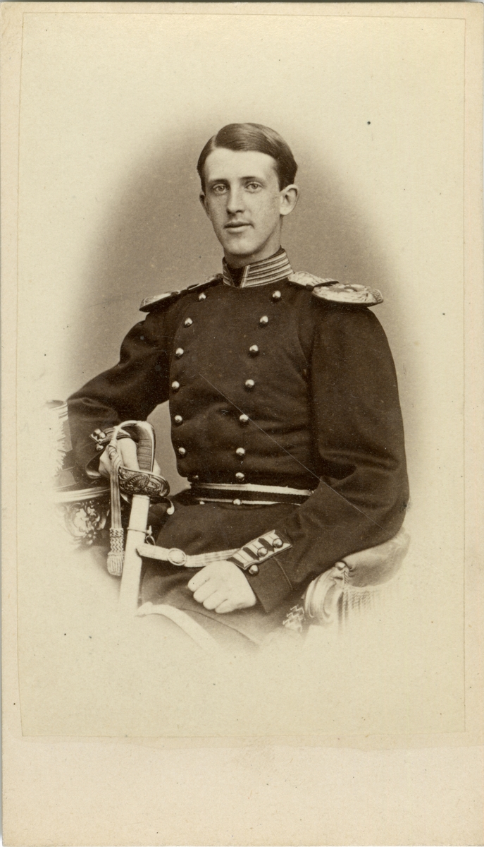 Porträtt av Victor Herman Killander, underlöjtnant vid Smålands grenadjärbataljon I 7.

Se även bild AMA.0002009, AMA.0007728, AMA.0009781 och AMA.0007794.