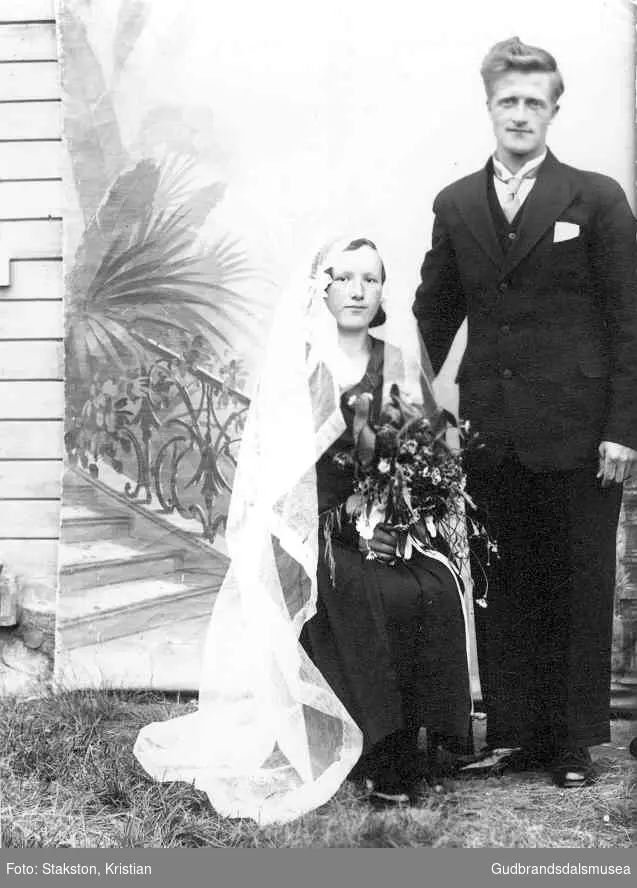 Brudeparet Nils Fosstuen (f. 1905) og Ingeborg Fosstuen (f. Grimstad 1915)