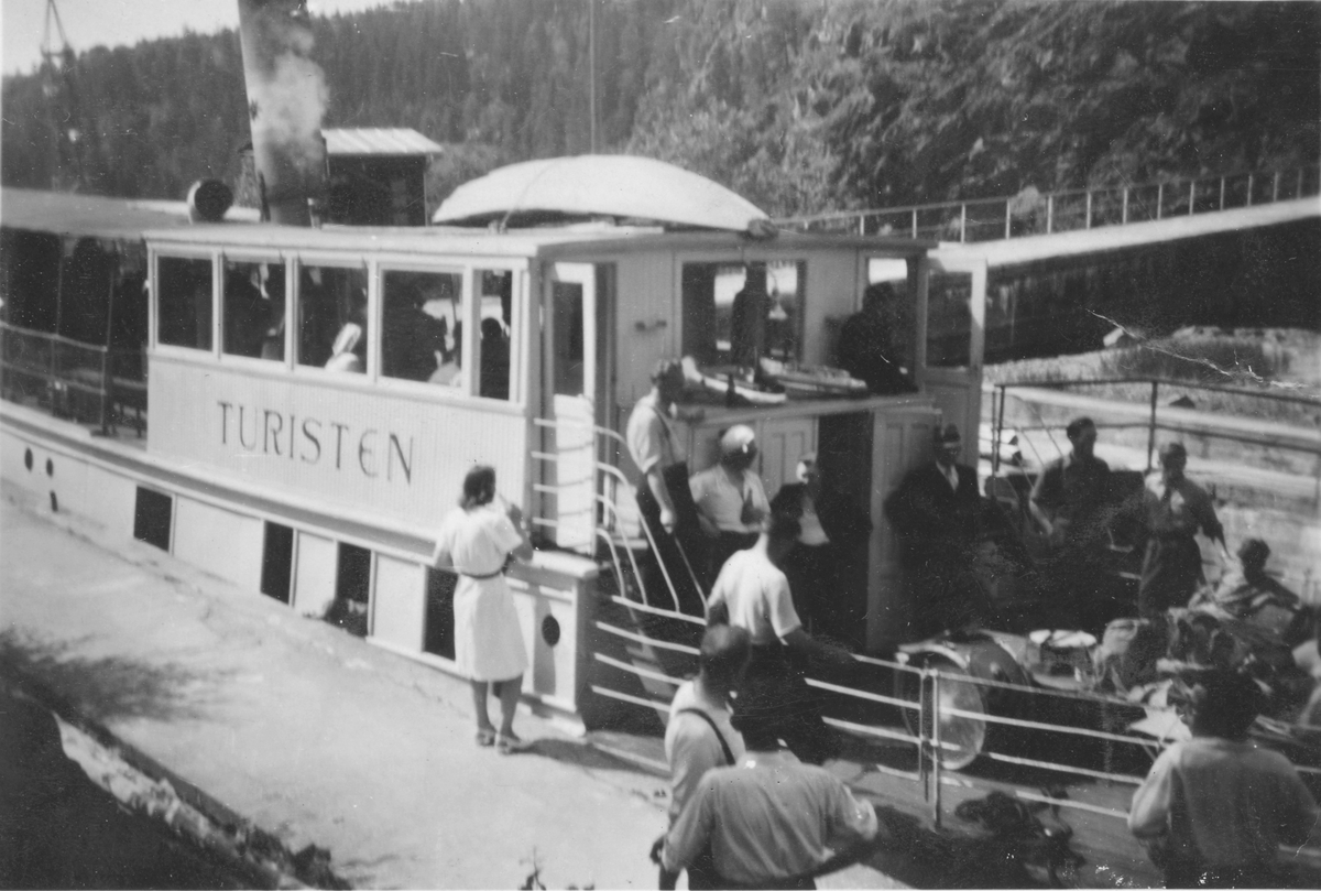 Skoletur til Sverige med Turisten og Tertitten. Passasjerer går på båten. 6 og 7. klasse reiste sammen. Ca. 1947.