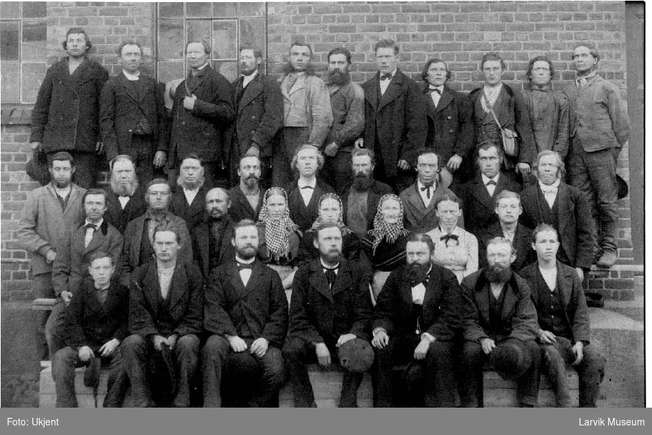 Arbeidere, kvinner, menn ved Larviks bryggerier. Ca. 1888.