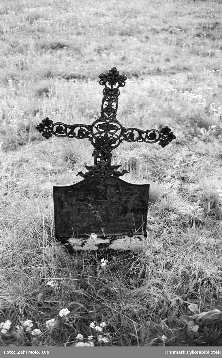April 1968. Polmak. Jernkors på kirkegård, fotografert av Ole Zahl Mölö. Ragna Halonen, født Andersdatter, står det på korset født 1898, død 1931.