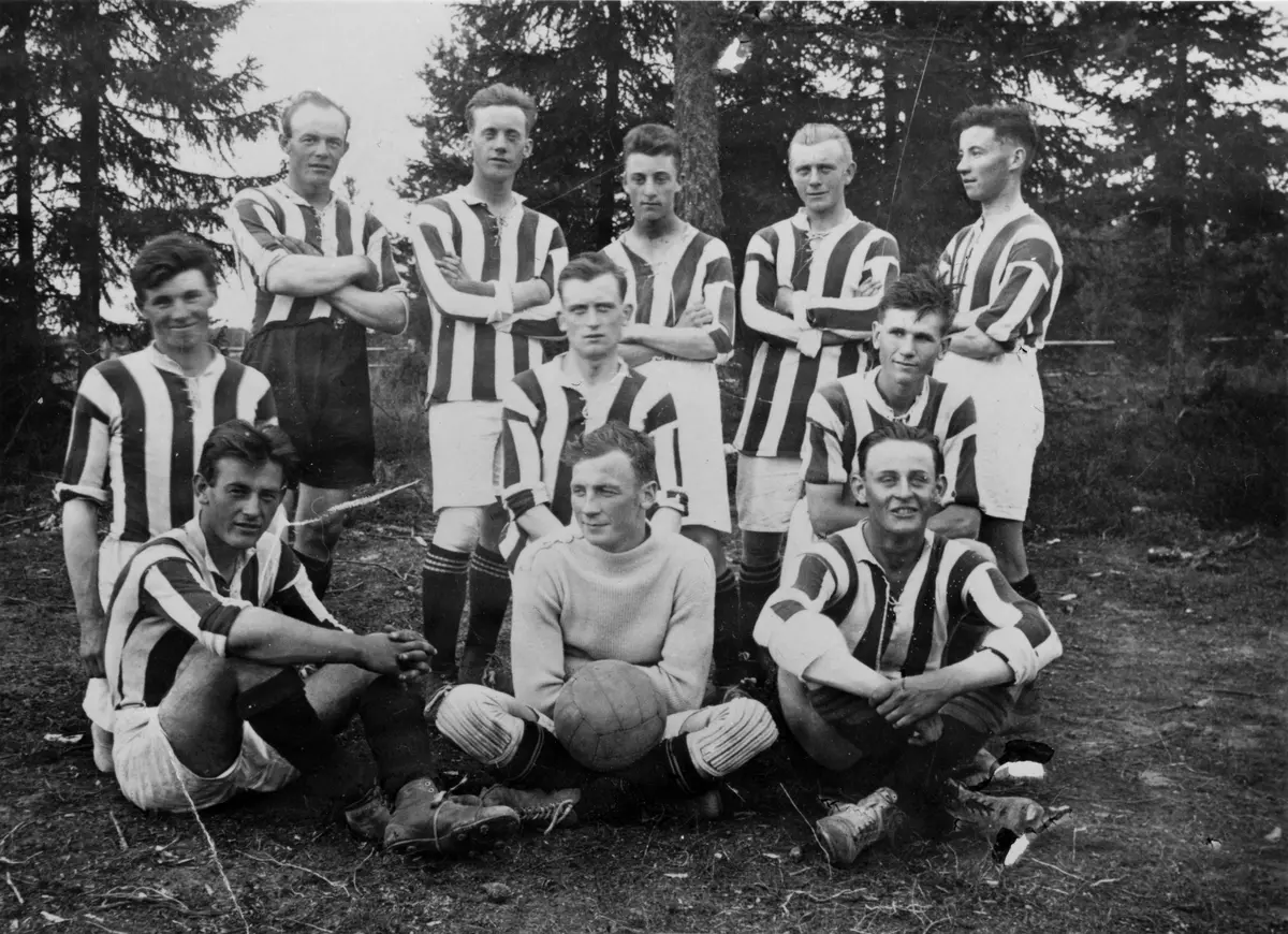 Hedesunda IF:s fotbollslag 1927. Rickard Liv, Martin Johansson, Carl ...