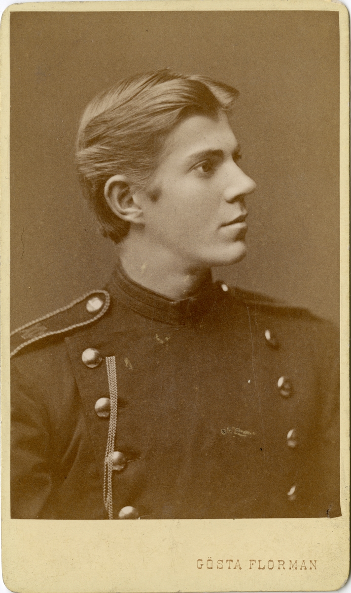 Porträtt av Olaus Laurentius Scherdin, officer vid Västerbottens fältjägarkår.

Se även bild AMA.0008611, AMA.0021738 och AMA.0022085.