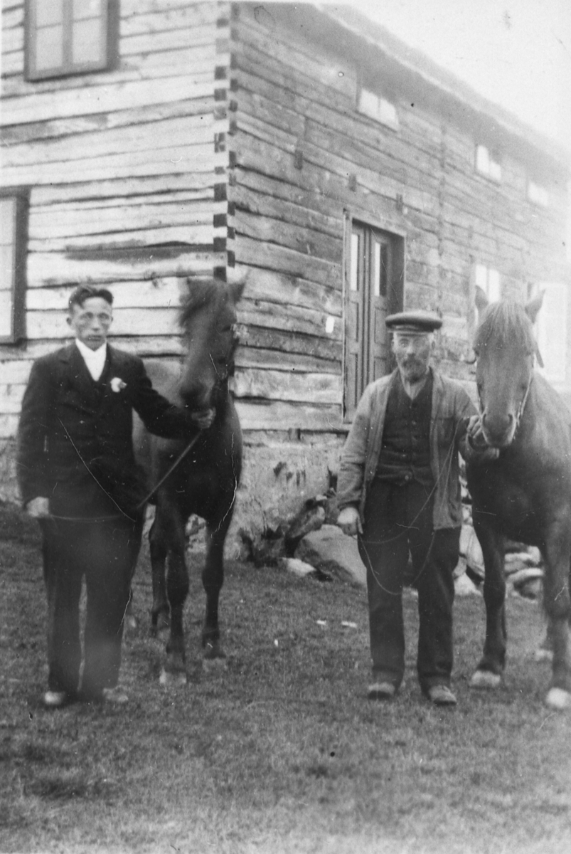 Jakob og Seberg Pedersen med bytting av hest på Vesterfjell i 1926.