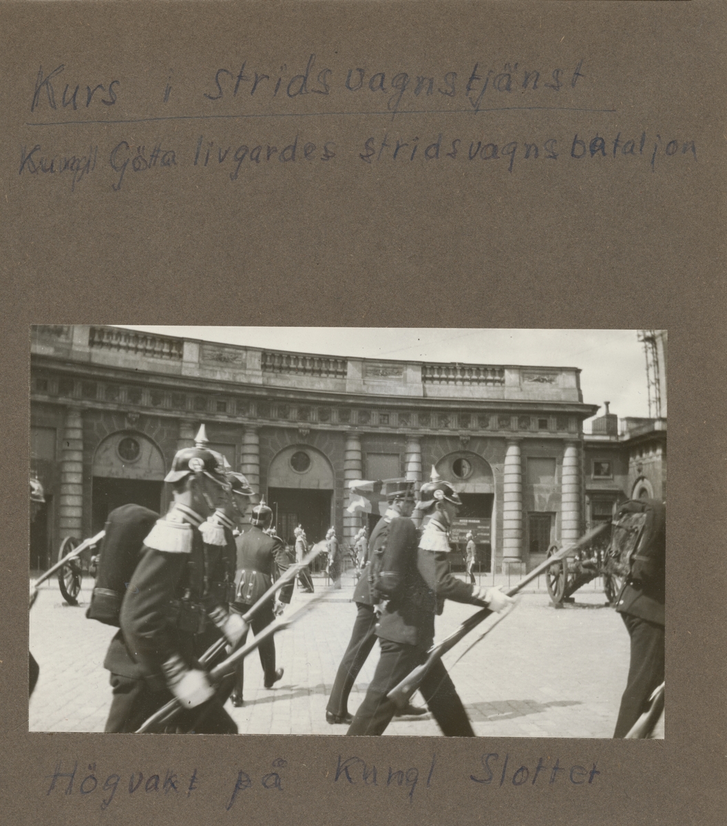 Högvakt på kungliga slottet i Stockholm.  Göta livgardes stridsvagnsbataljon, 1928-1930, 1:a kursen.