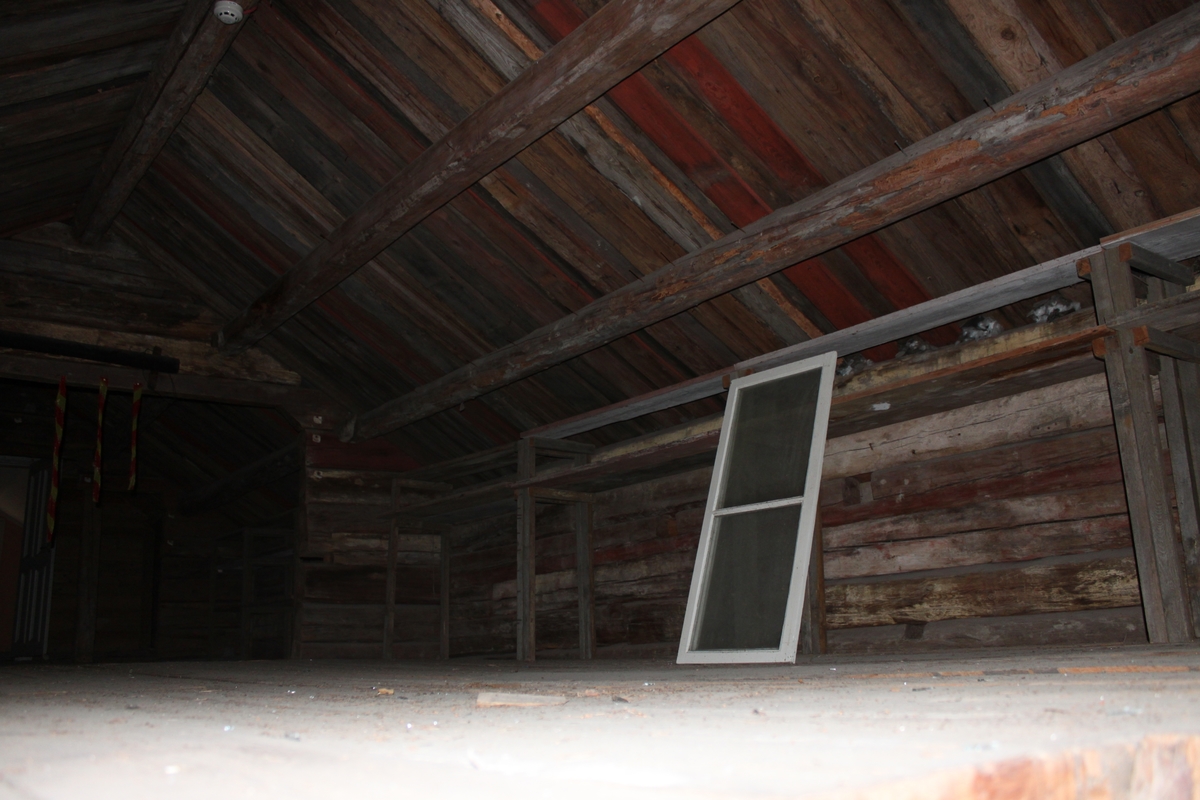 Byggnaden är uppförd i liggande timmer, delvis av återvunnet material och har utskjutande knutar mot söder och släta laxknutar i övriga knutar. Den står i sluttande terräng, på en grund av huggen sten som delvis är tätad. Sadeltak, åstak, med fem åsar. Undertak av brädor med belagt med enkupigt tegel. På takets västra takfall finns två skorstenar i oputsat tegel med profilerat krön som är plåtklätt. Vattbrädor och vindskivor i rödfärgat trä. Hängrännor i trä endast över ingångarna. Stuprör saknas. Två entrédörrar, en gulmålad plankdörr och en blåmålad ramverksdörr, finns på östra långsidan, varav den norrut skyddas av ett skärmtak av brädor. Båda dörrarna nås via trätrappor som är inbyggda nertill. Den norra trappavsatsen har en förstukvist. På den västra långsidan, frånsidan, finns spår av två igensatta dörrar, en i var ände. Fönsterfodren är raka och släta, gavelfönstren har en överliggande vattbräda. Det norra har förstorats. Gulmålade luckor av profilerade brädor täcket några av fönstren.