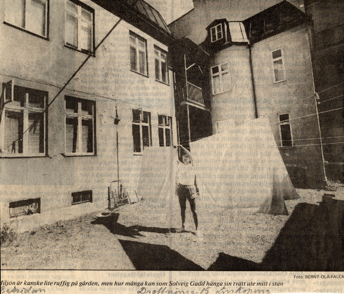 Bilden visar en kvinna som hänger tvätt på innergården på Drottninggatan 15.
För att retas hängdes underkläderna på den delen av tvättlinan som löpte framför gårdstantens fönster.