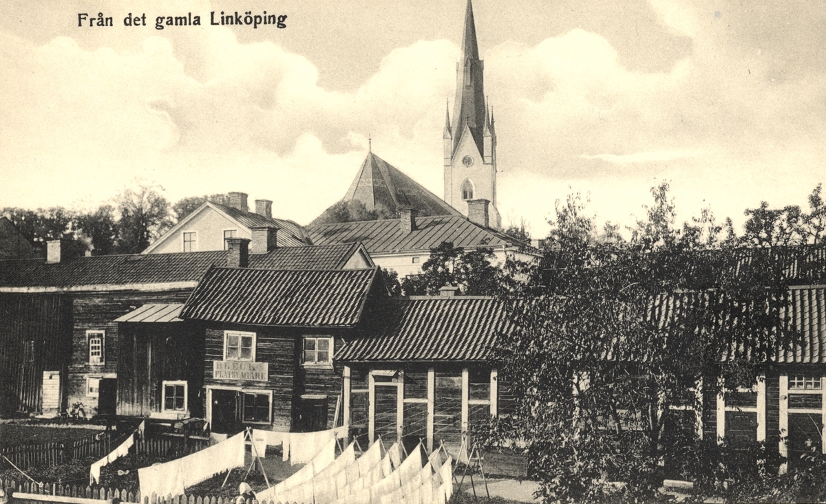 Bildtext: Från det gamla Linköping
Uthuslängorna på bilden tillhörde Ågatan 53. Gården ägdes i slutet av 1800-talet av limfabrikören och handlaren J A Johansson.
