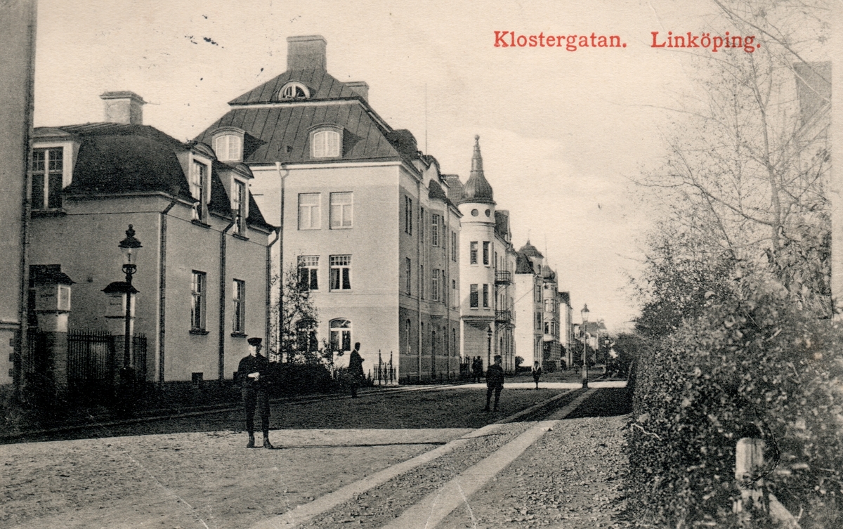 Klostergatan. Linköping.
Klostergatan mot norr. Höger i bild skymtar Linnéskolan fram. Barn på gatan.