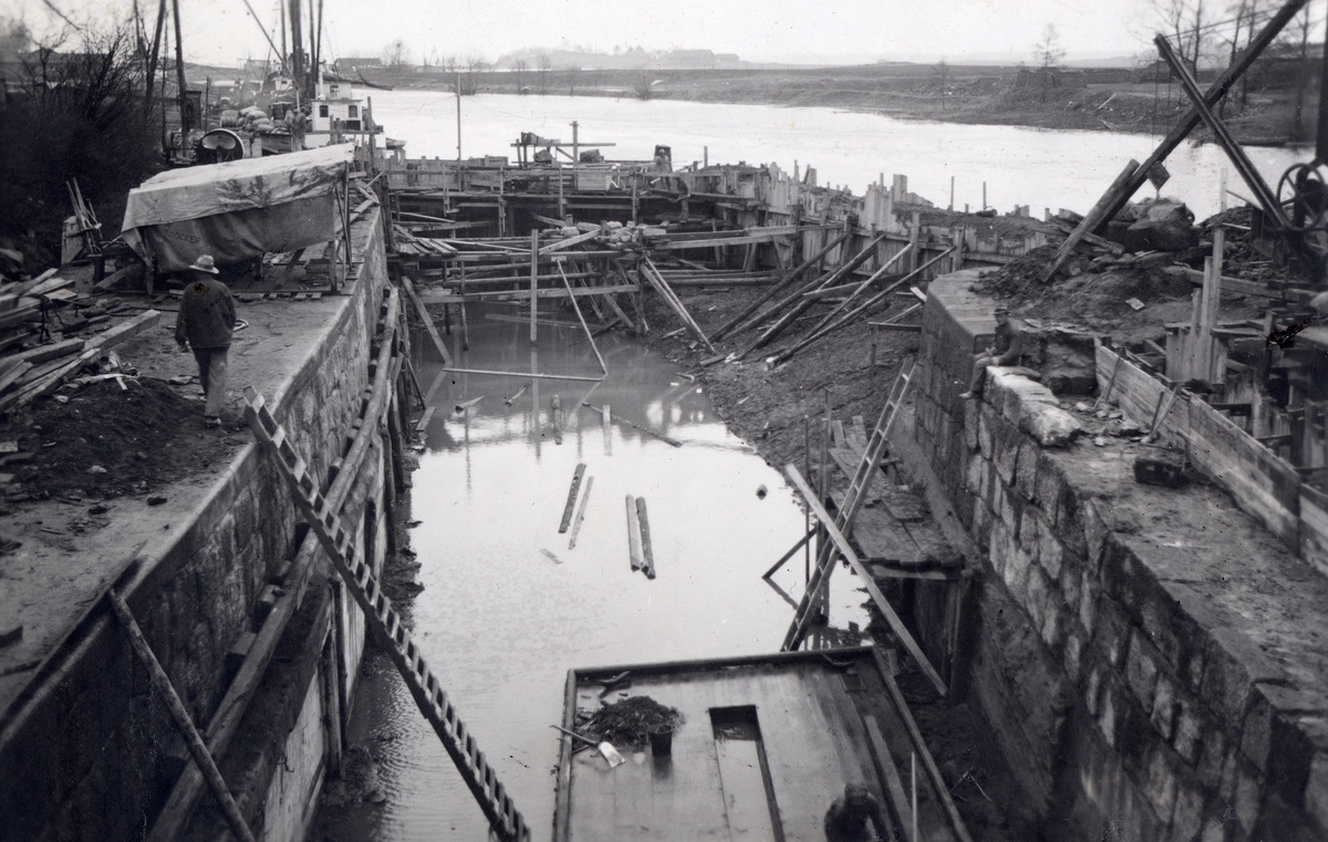 Orig. text: Reparation av Nykvarns sluss, den 25 april 1936.